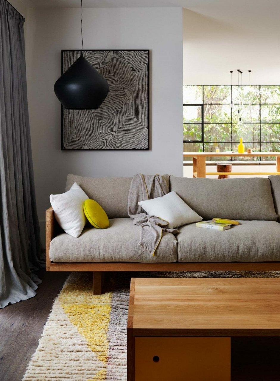 Красивая комната с диваном