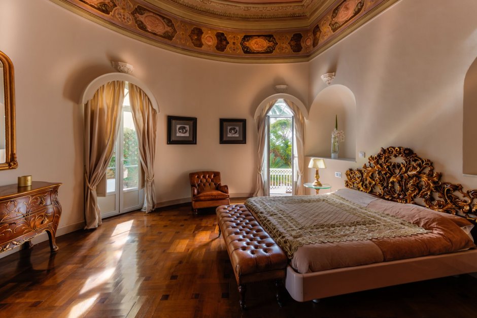 Спальня в замковом стиле