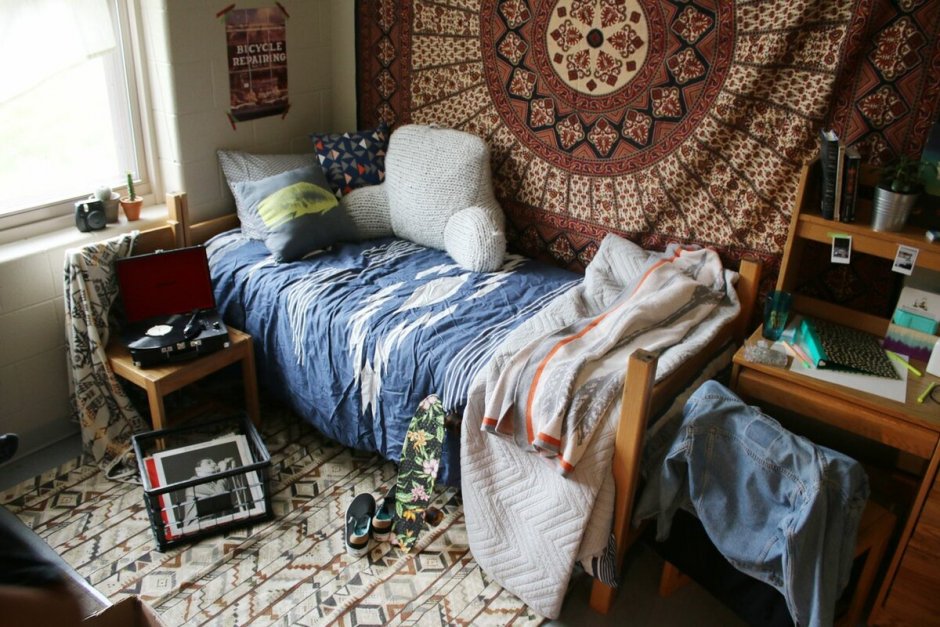 Уютная комната с бардаком