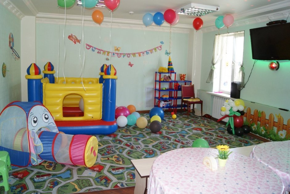 Игровая комната в доме для детей с батутом