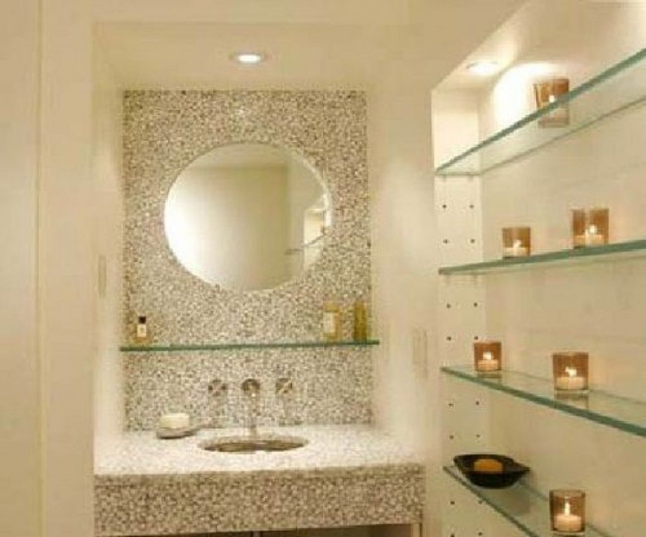 Маленькая ванная комната с полками стеклянными