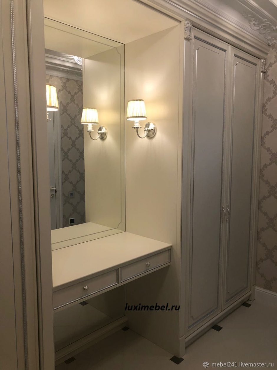 Встроенный шкафчик в ванной