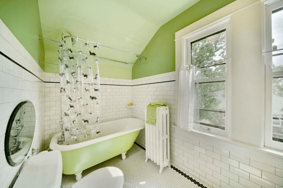 Интерьер ванной комнаты с угловой ванной