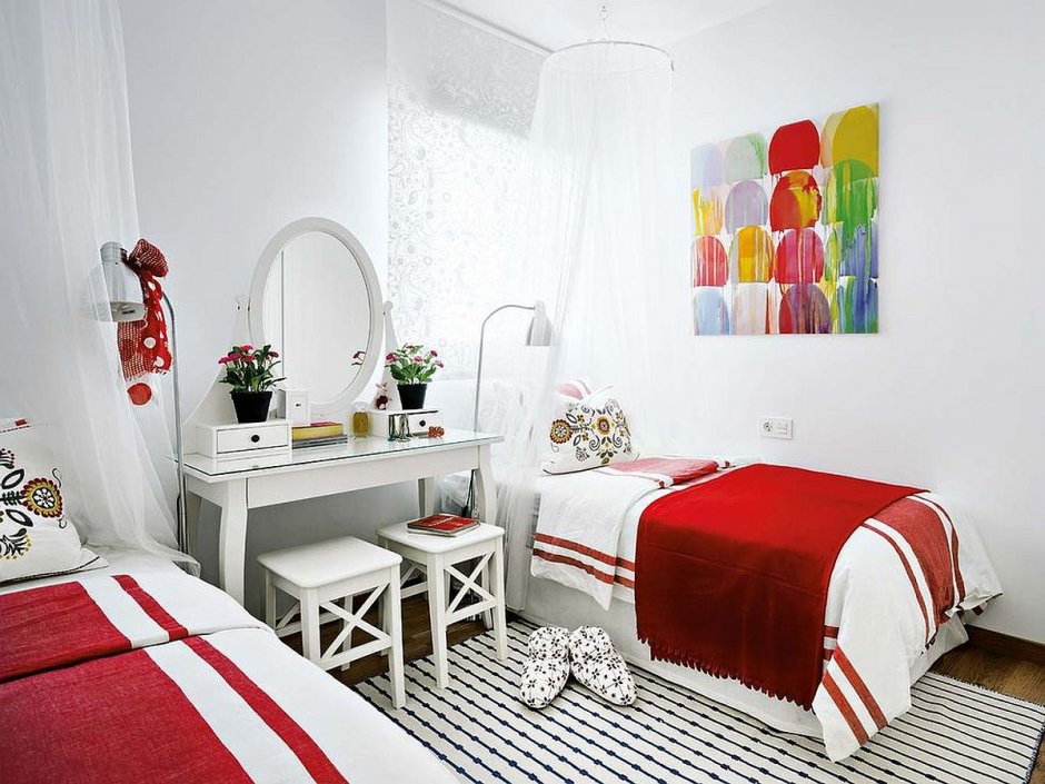Спальня в скандинавском стиле с красными акцентами