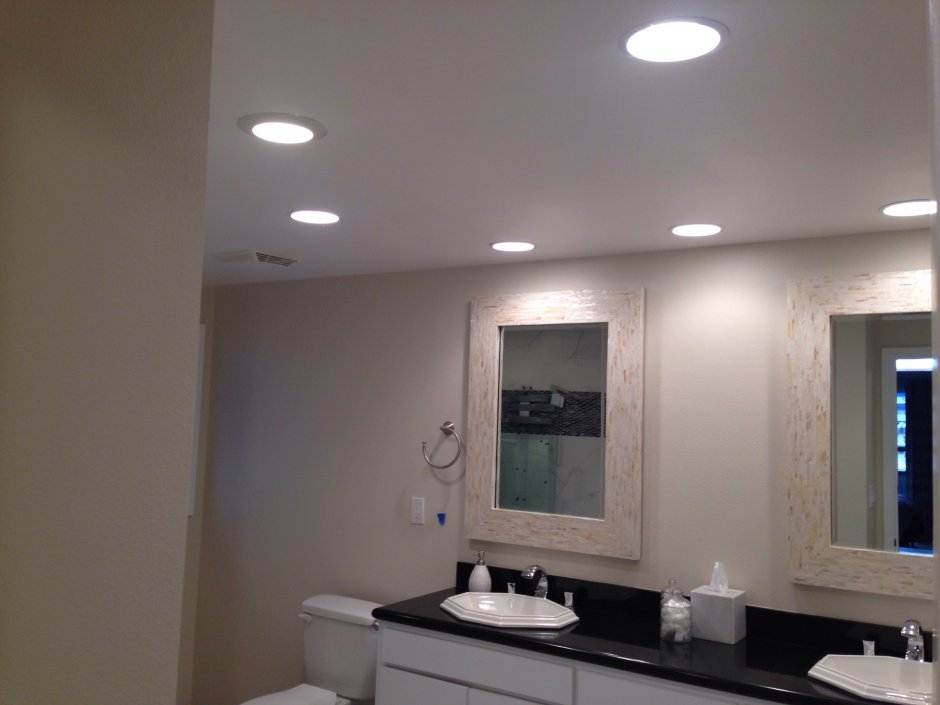 Потолок в ванной с точечными светильниками