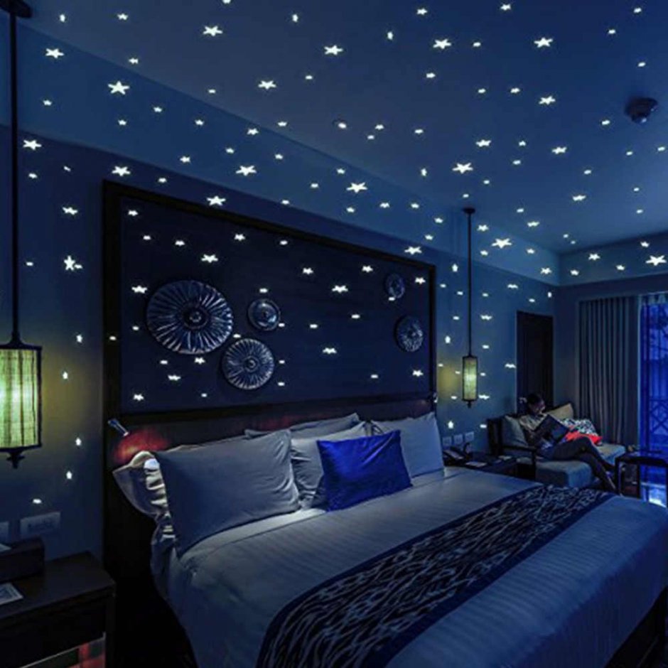 Комната в космическом стиле. Спальня в космическом стиле. Комната в стиле космос. Звёздный потолок в комнате.