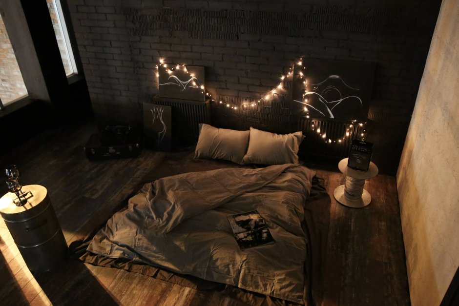 Темная уютная комната с кроватью