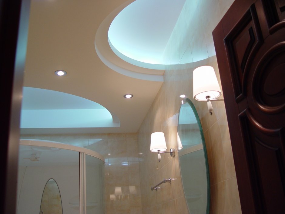 Многоуровневый потолок в ванной