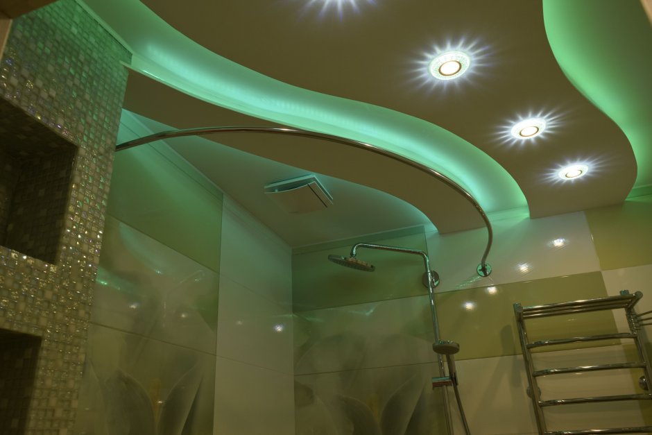 Двухуровневый потолок в ванной с подсветкой