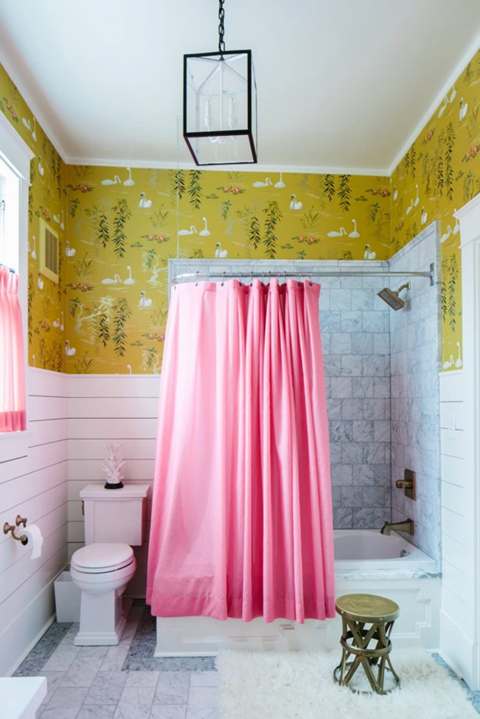Розовая занавеска для ванной в интерьере