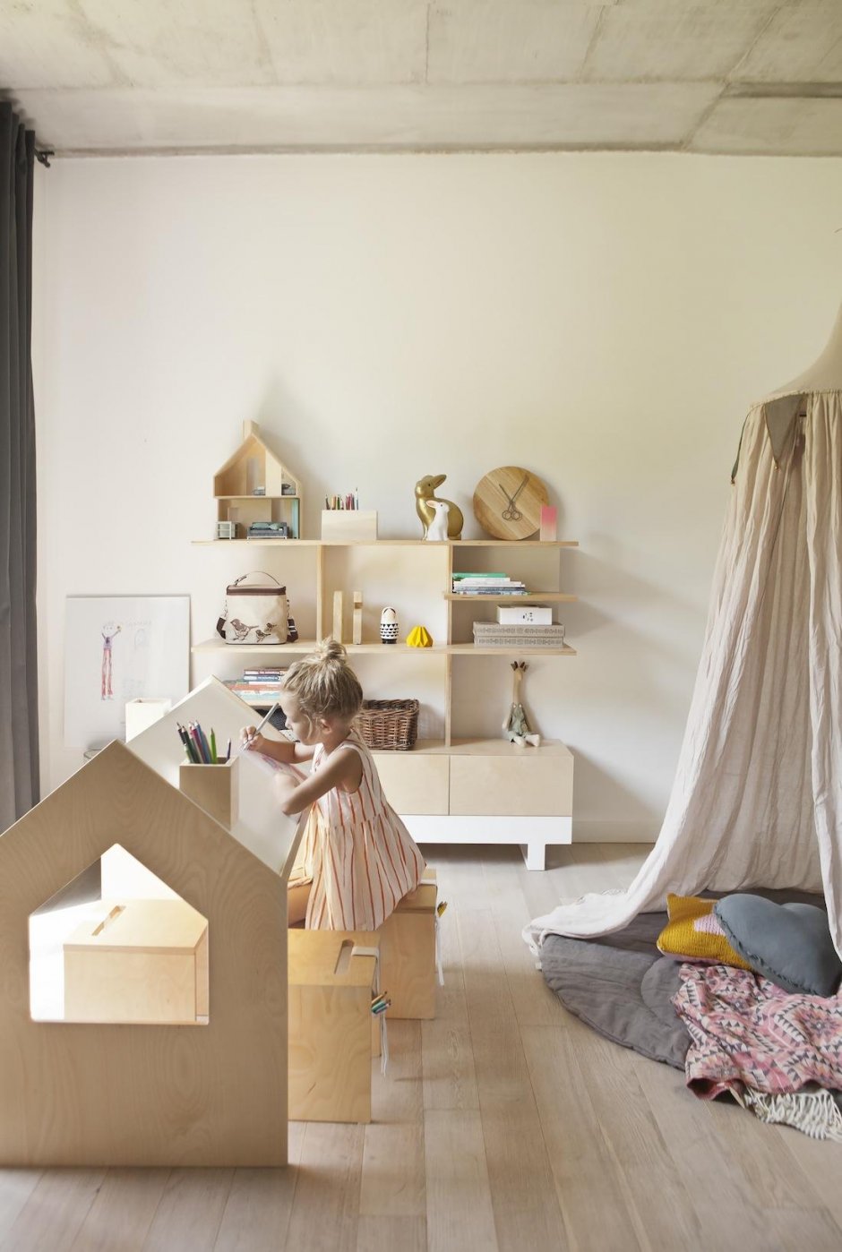 Интерьер детской комнаты с домиком