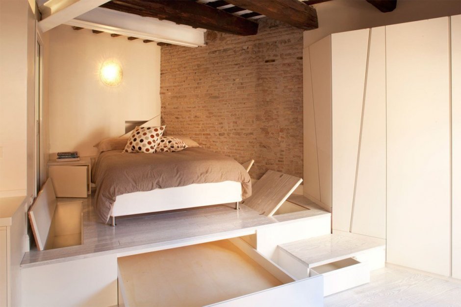 Маленькая спальня с подиумом