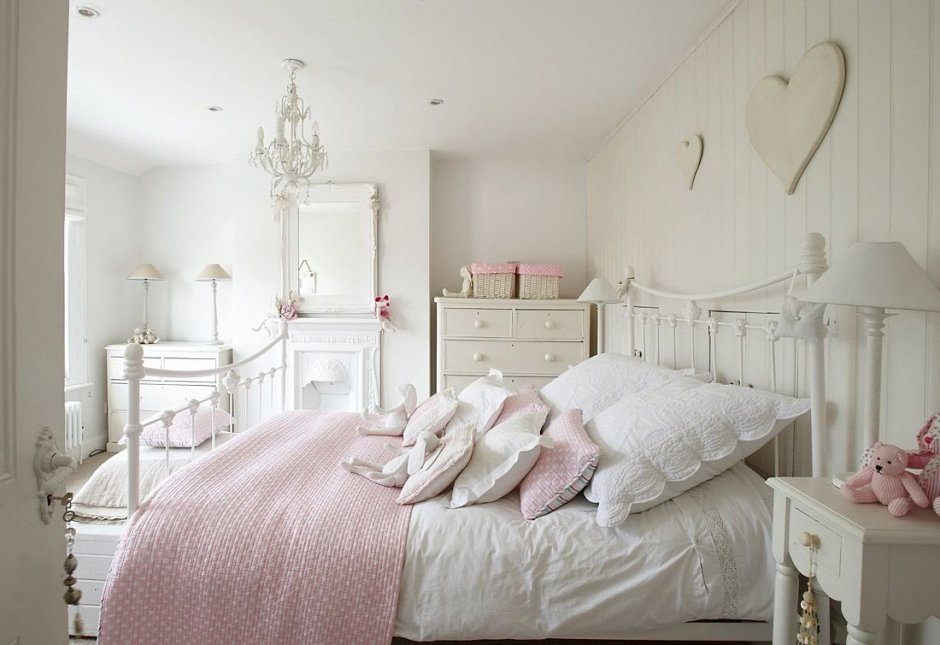 Комната в бело розовых тонах