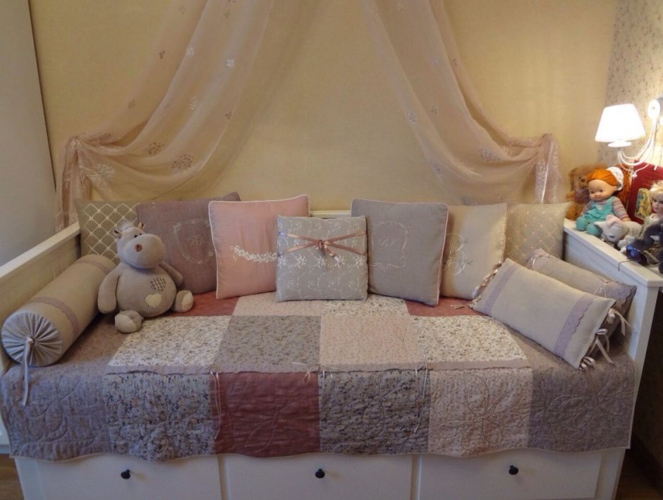 Декоративные подушки для подростковой кровати