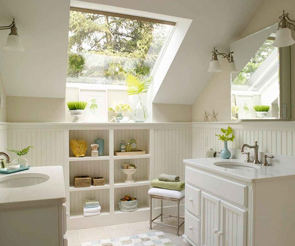 Ванная комната в мансарде со скошенным потолком с окном