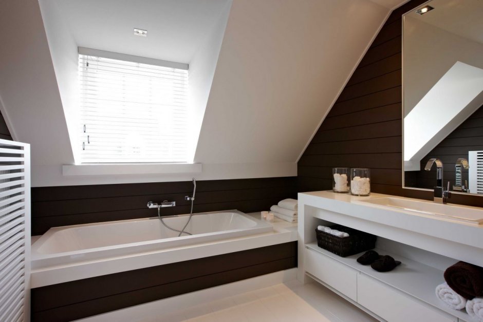 Ванная на мансарде со скошенным потолком
