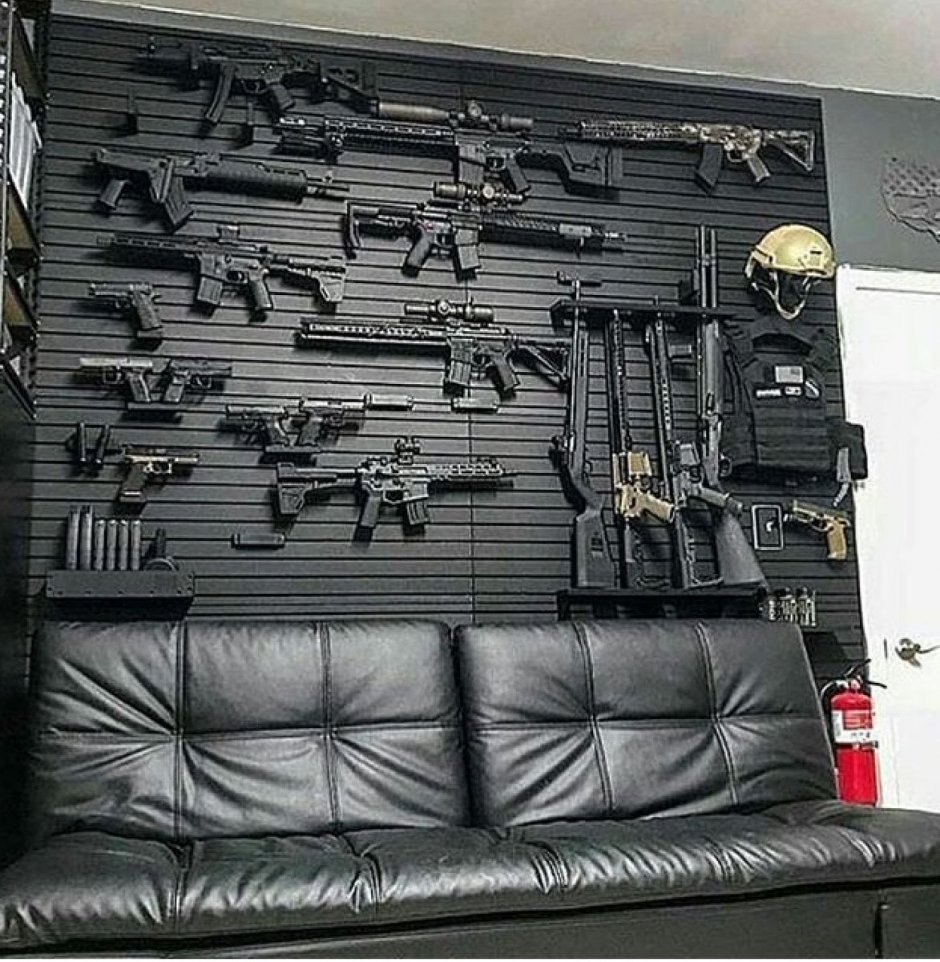 Стенд для оружия на стену
