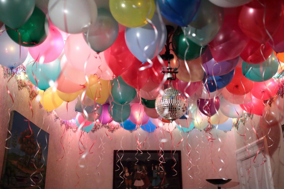 Воздушные шарики в комнате