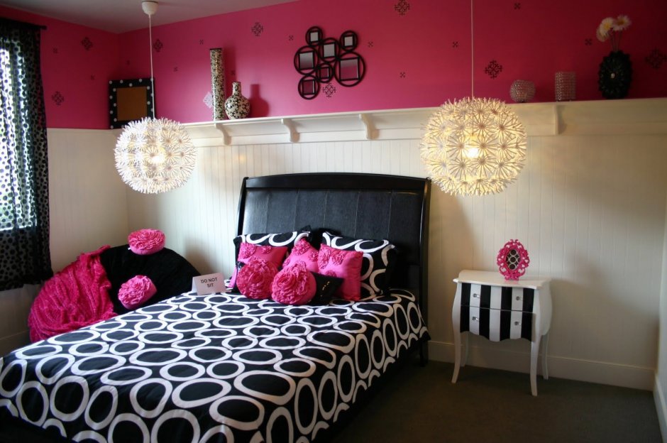 Комната для девочки в черно-розовых тонах