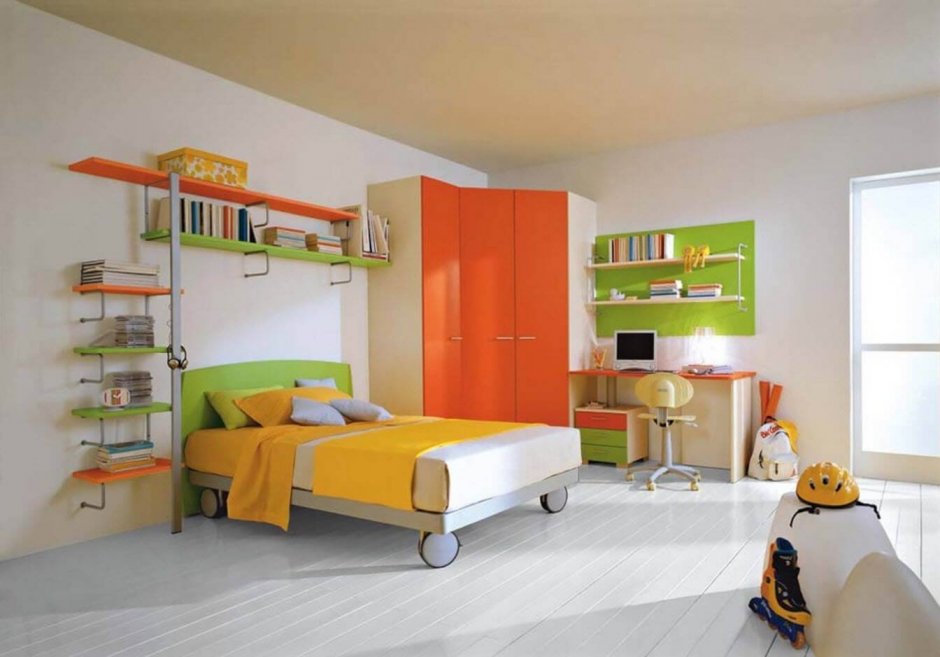 Оранжевая спальня для мальчика