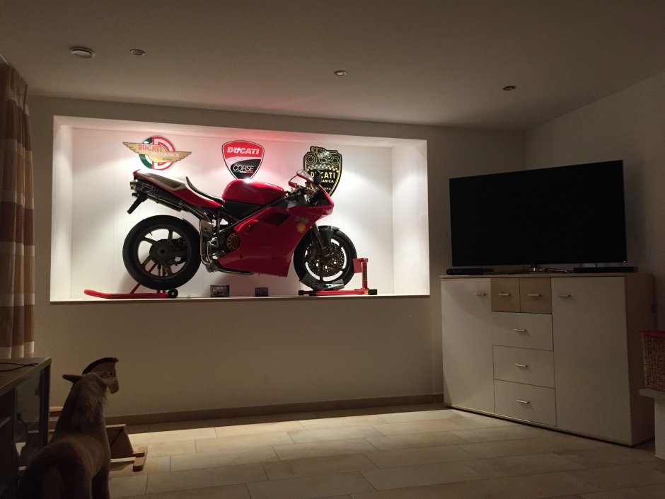 Интерьер комнаты с мотоциклом