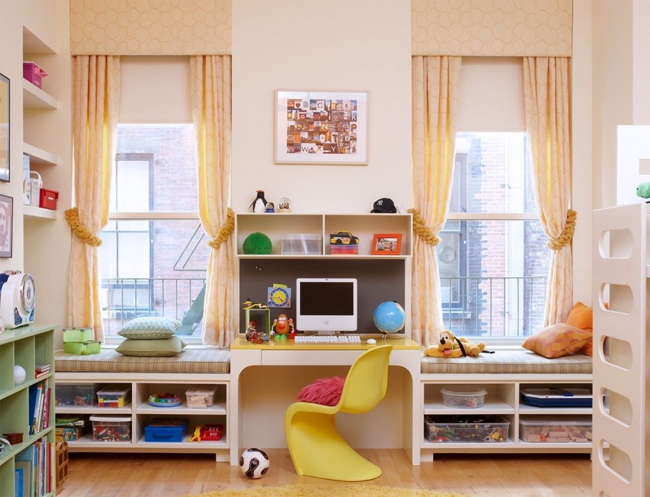 Детская комната с двумя окнами