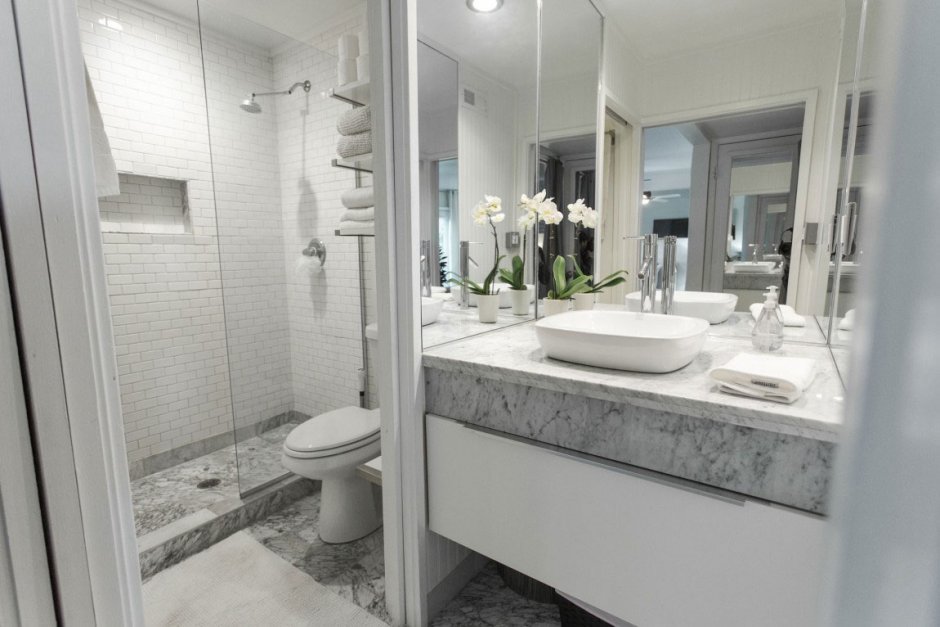 Современный интерьер ванной в белом мраморе