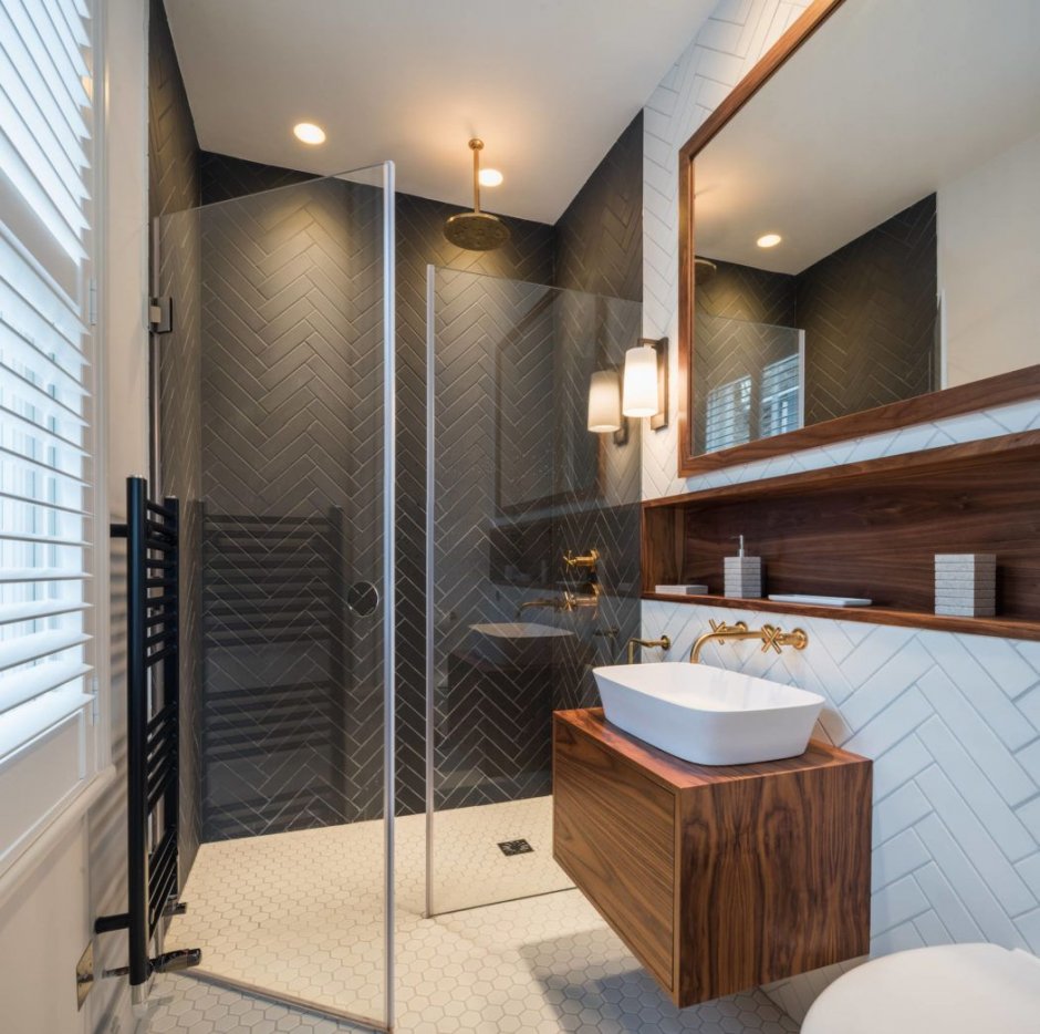 Современная ванная комната для гостей с душем
