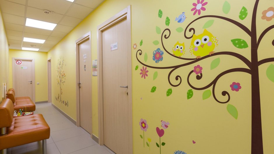 Двери в детской поликлинике