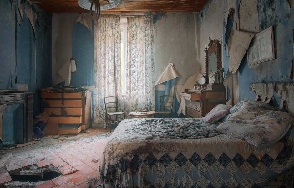 Бедная деревенская комната с кроватью