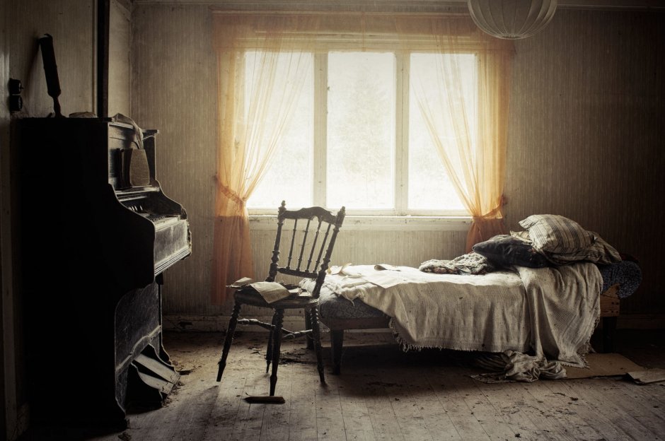 Старая комната с кроватью