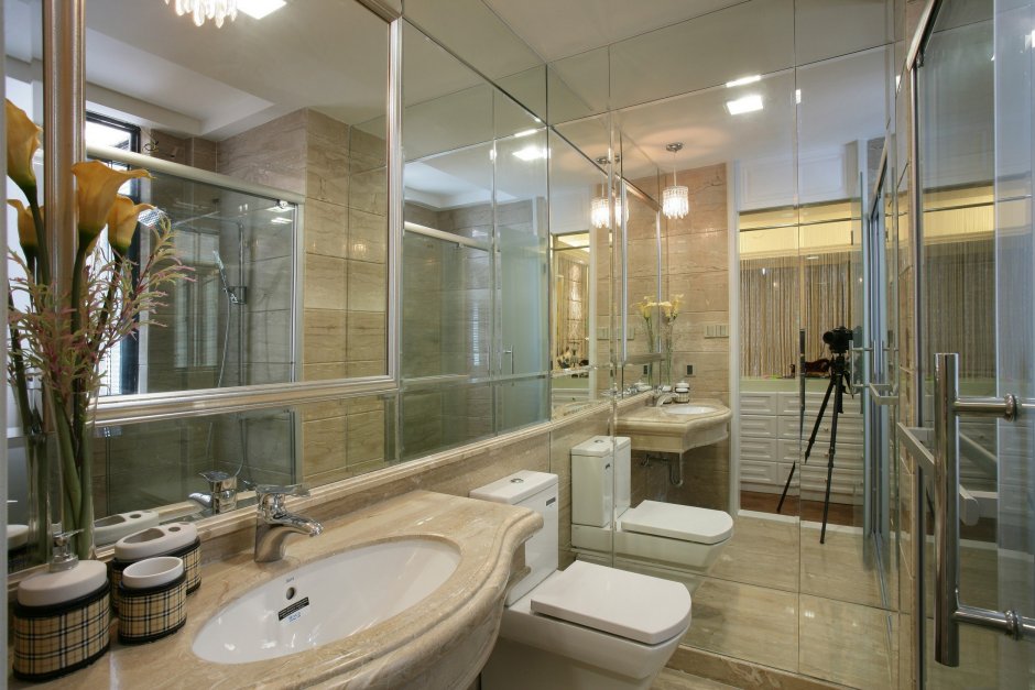 Зеркальные стены в интерьере ванной комнаты