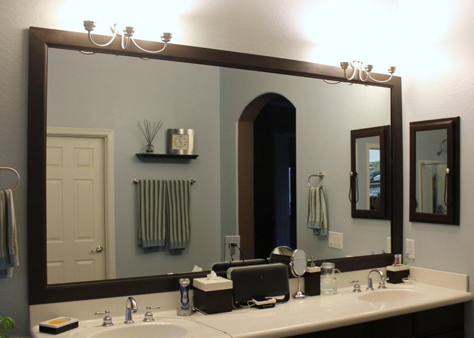 Ванная комната с большим зеркалом