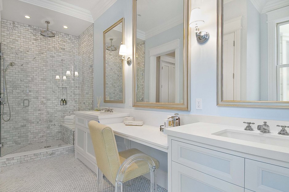 Маленькая белая ванная комната с большим зеркалом