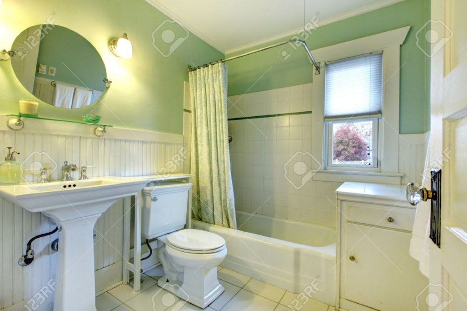 Зеленая ванная с окном