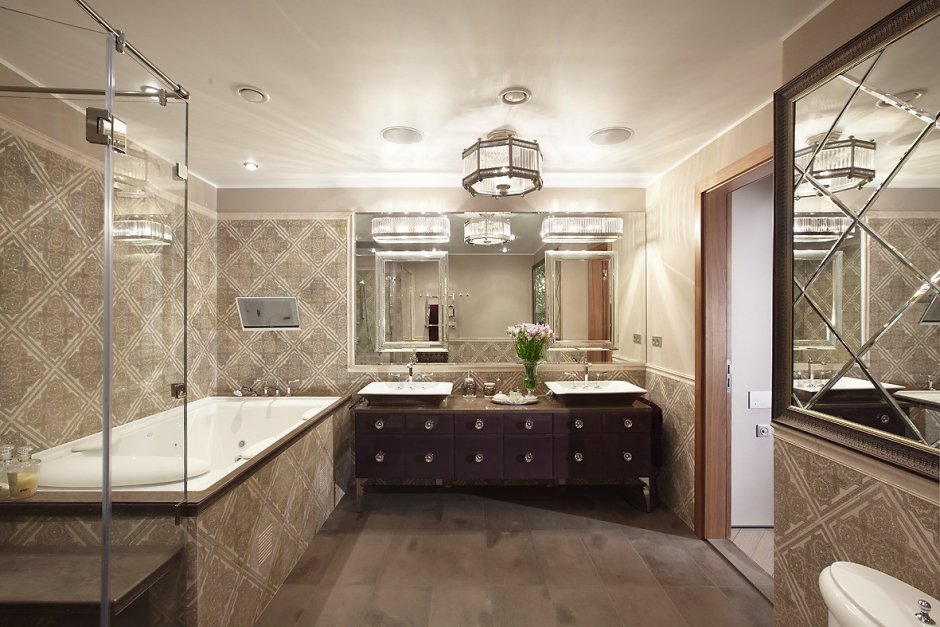 Коричневая ванная комната в классическом стиле