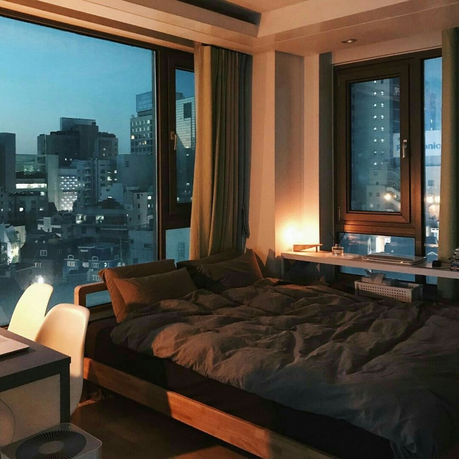 Большая спальня с панорамными окнами