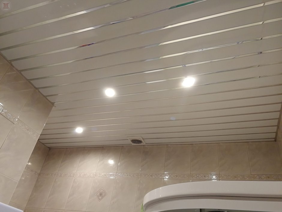 Потолок из реечных панелей в ванной