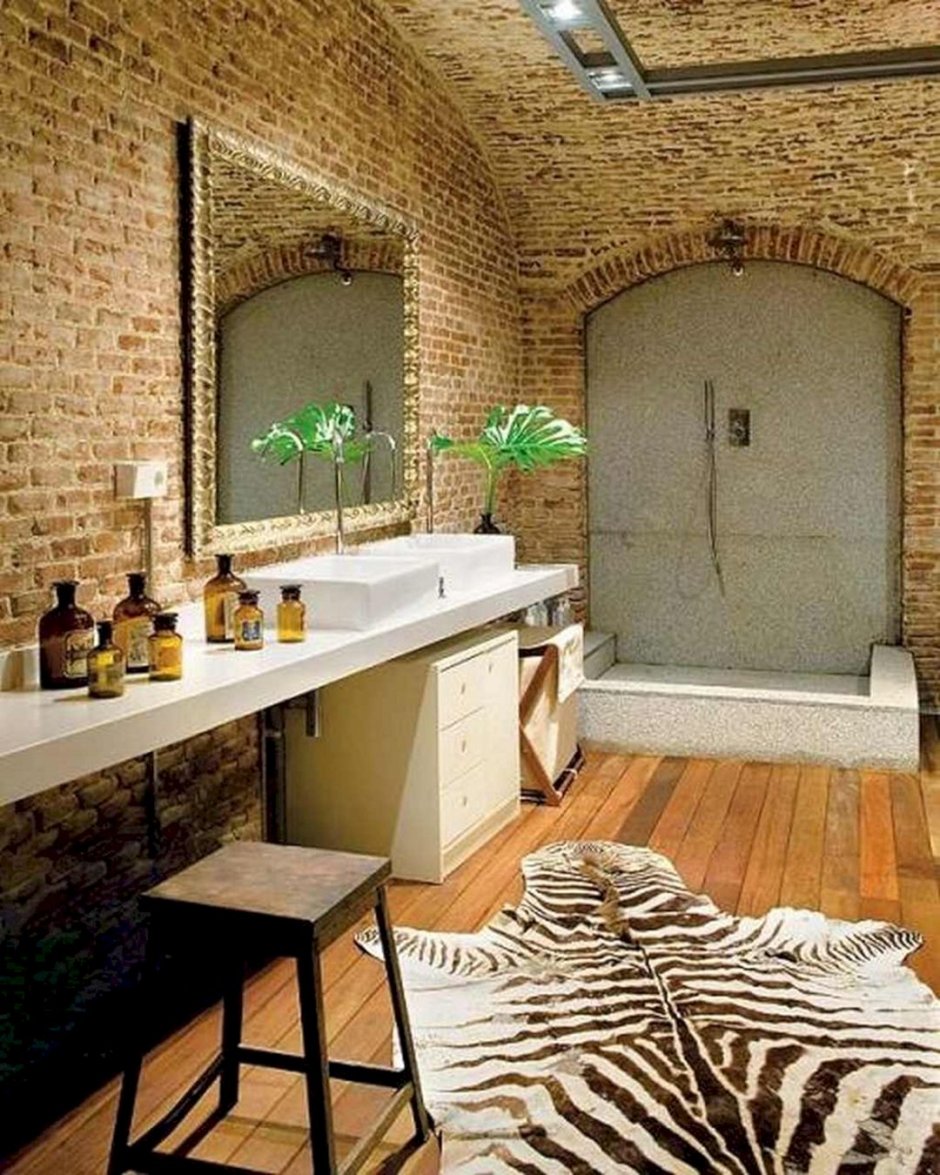 Кирпичная стена в ванной комнате