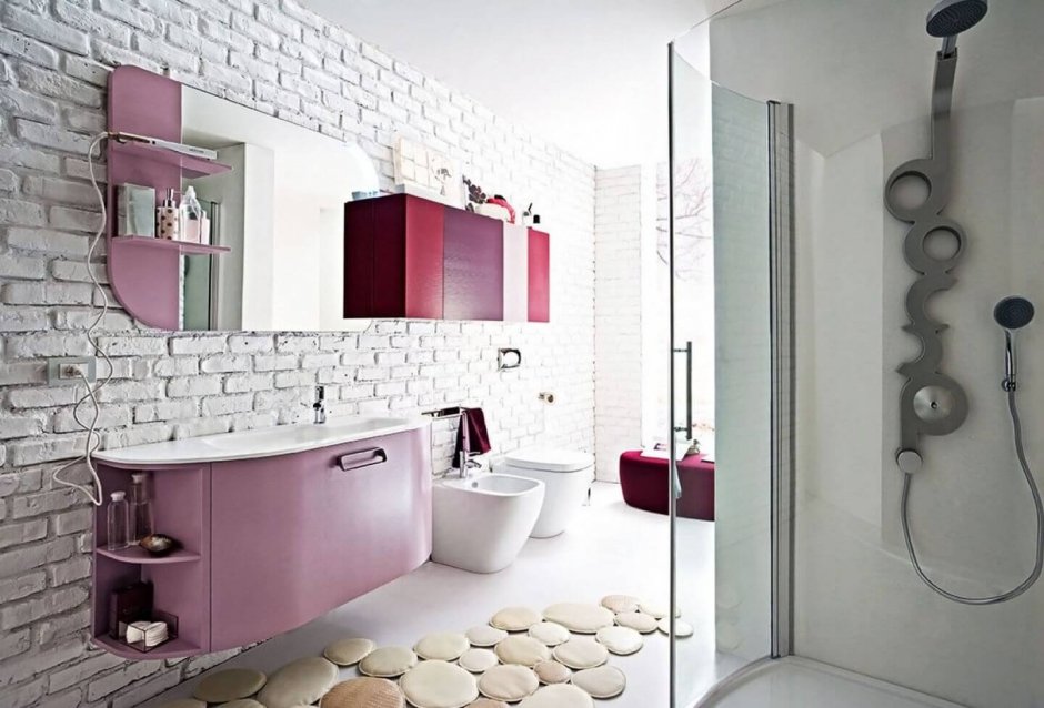 Кирпичный цвет в интерьере ванной