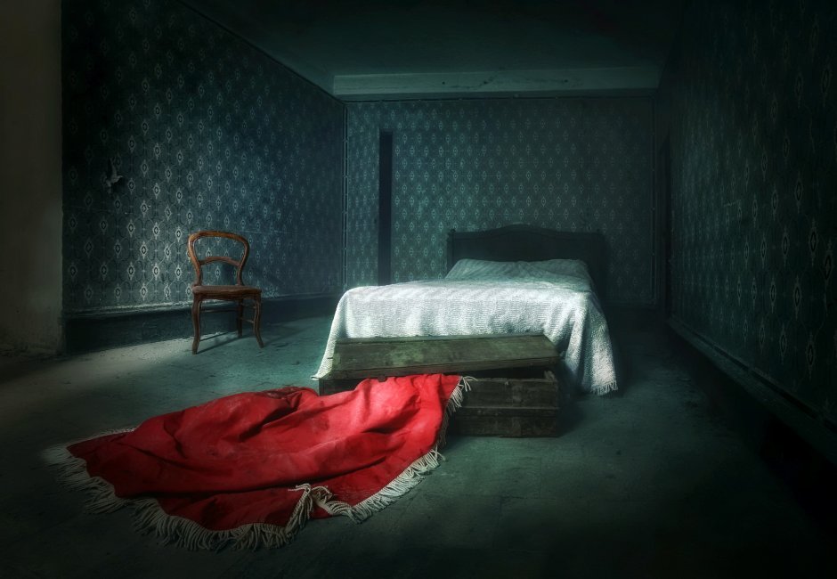 Страшная комната с кроватью