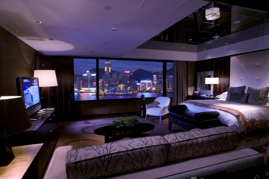Спальня с панорамными окнами ночной город