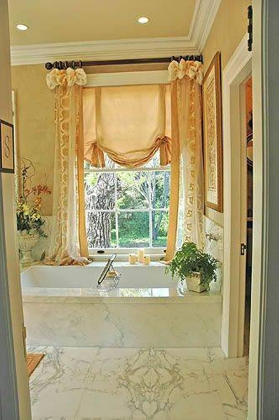 Штора на узкое окно в ванной