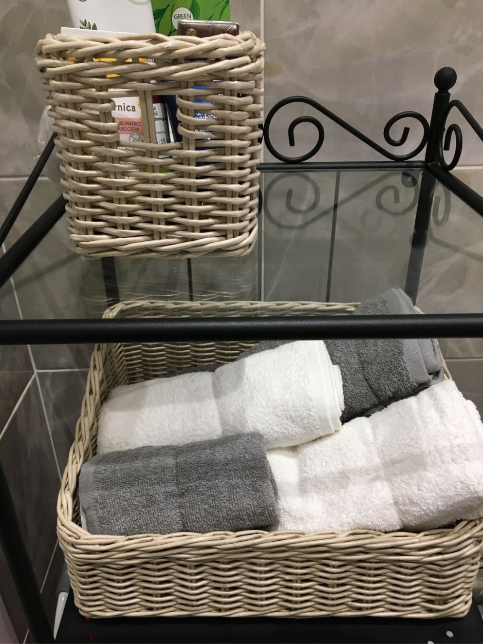 Плетеная корзина для полотенец в ванную