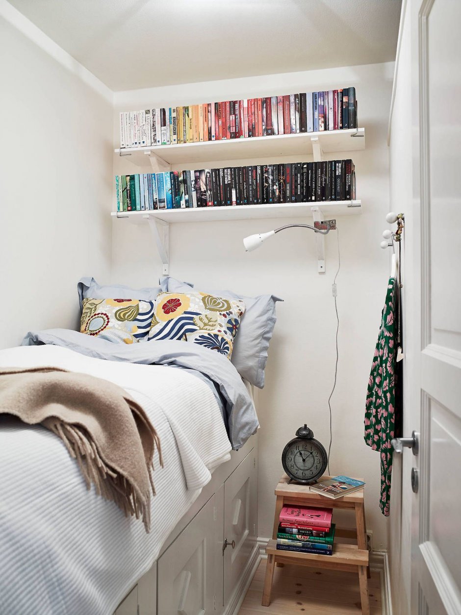 Дизайн маленькая спальня в деревянном доме место для хранения вещей