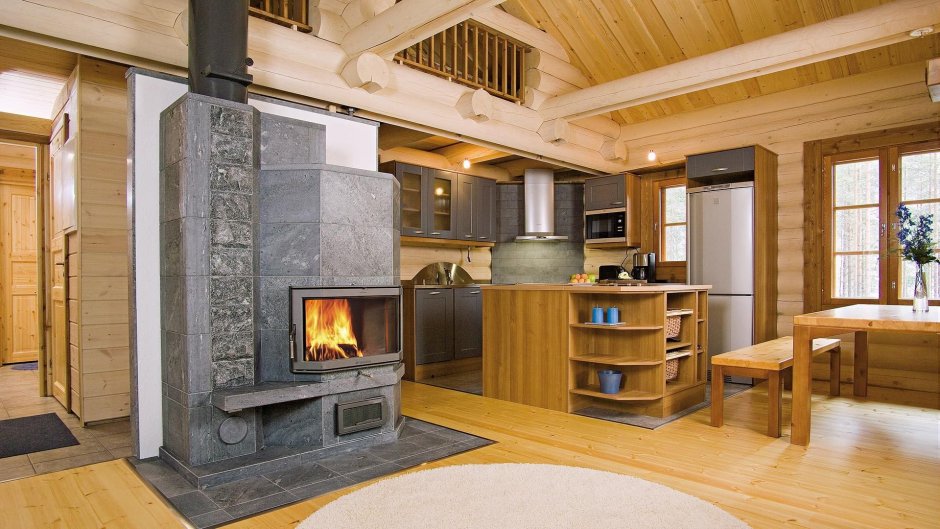 Печка с камином в деревянном доме