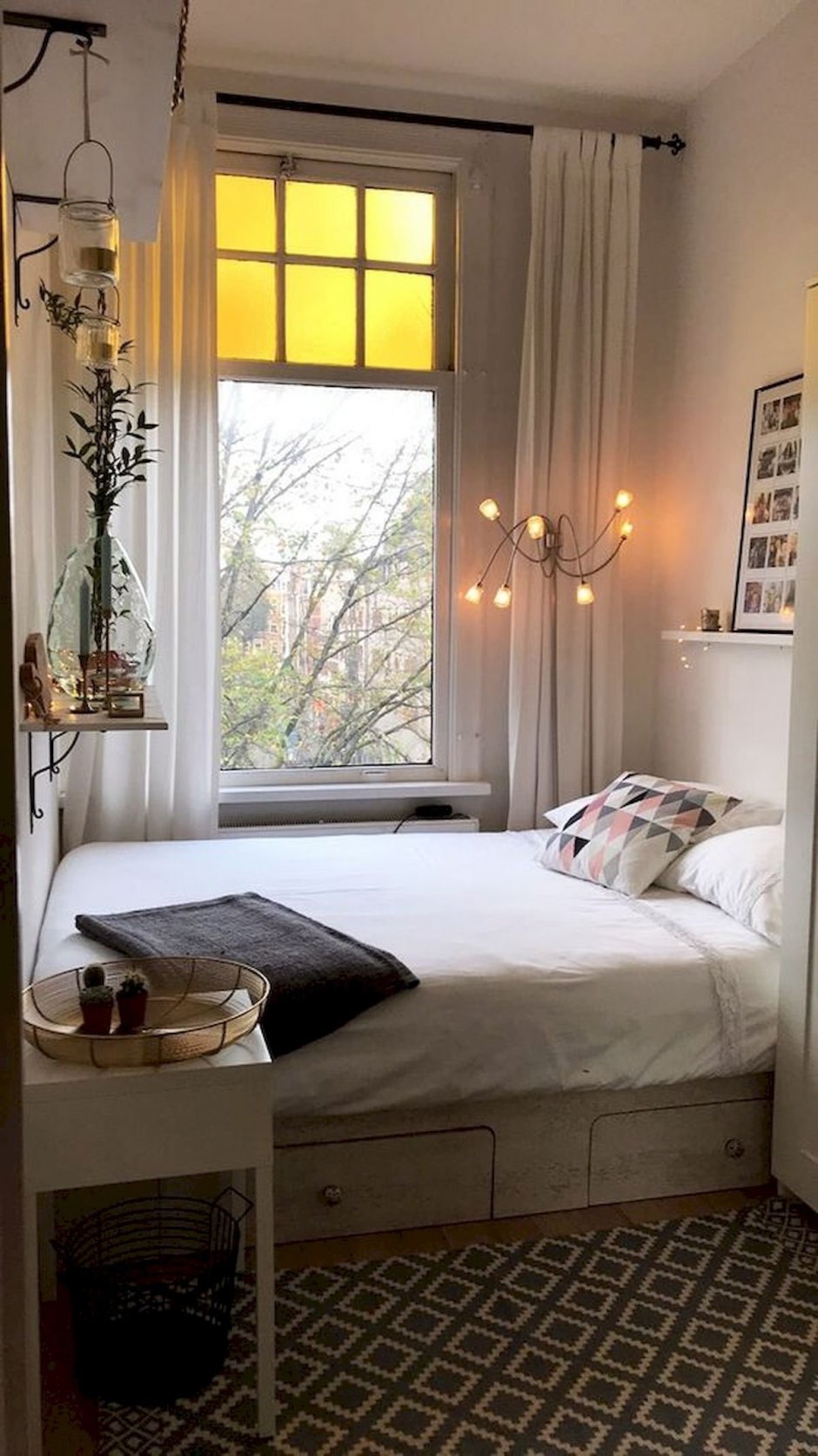 Кровать у окна в маленькой комнате