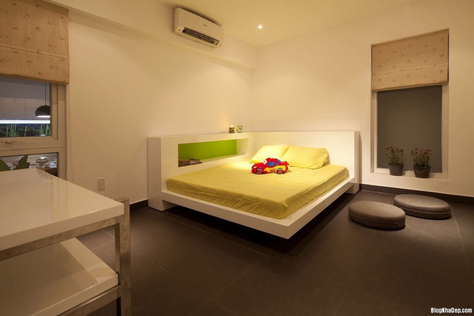 Интерьер комнаты с двухместной кроватью