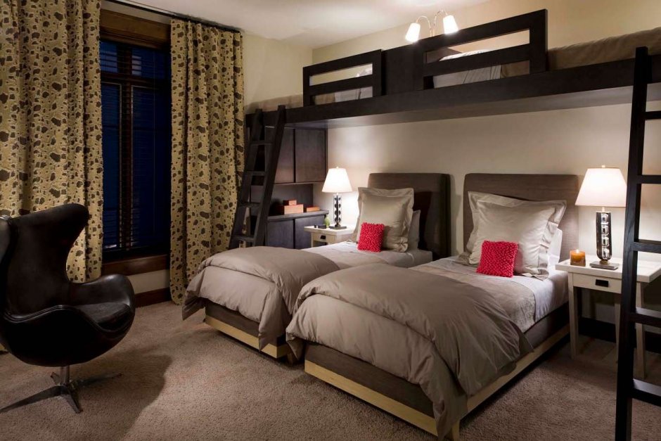Интерьер комнаты с двумя кроватями