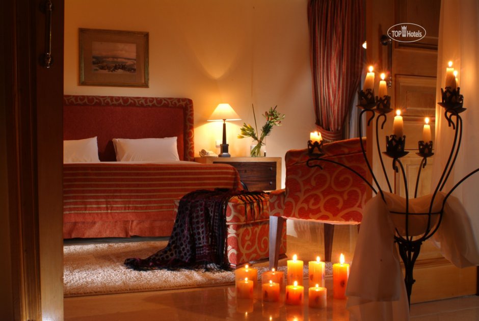 Романтическая спальня со свечами